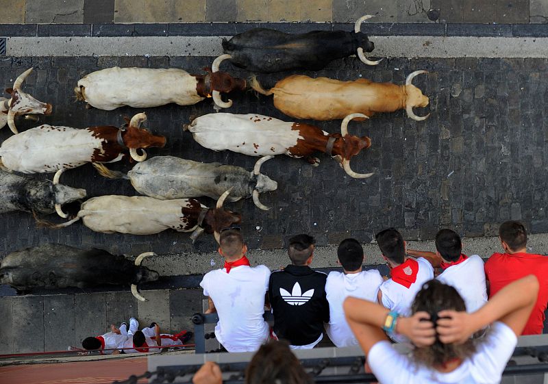 Vista superior de los toros con personas viendo el encierro desde los balcones