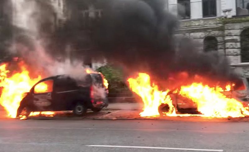 Dos coches incendiados durante las protestas anti G20