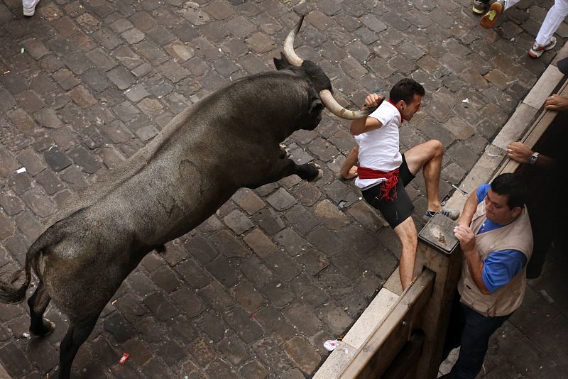 Dos corredores, heridos por asta de toro en el segundo encierro de los Sanfermines 2017