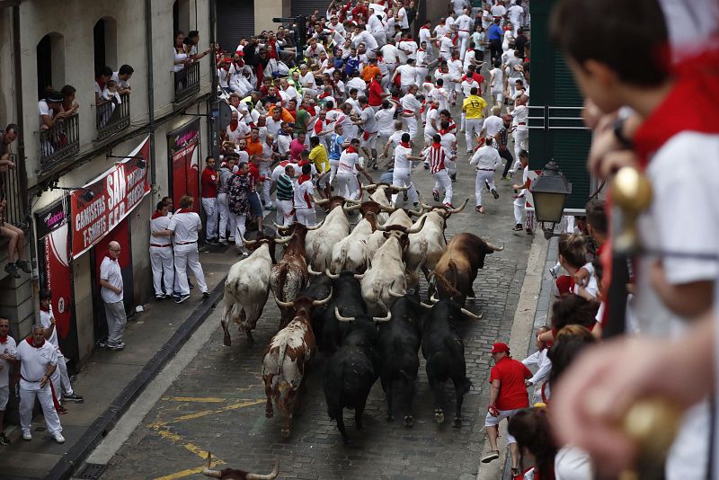 TERCER ENCIERRO DE LOS SANFERMINES 2017 Huracán toma la delantera de la manada El único toro castaño de la manada ha tomado la delantera nada más comenzar el encierro Muy veloz ha tomado distancia de sus compañeros por el lado derecho