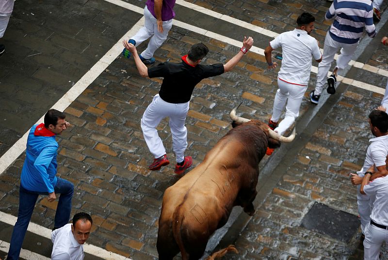 TERCER ENCIERRO DE SAN FERMÍN 2017 El toro adelantado se ha distanciado del resto de la manada mucho dando lugar a dos encierros Pese a su comportamiento noble no han faltado momenos de tensión