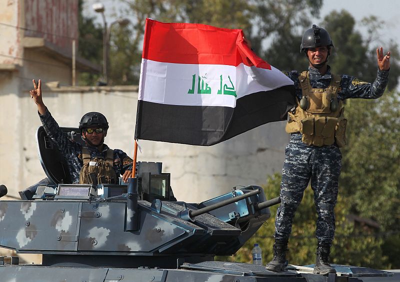 Miembros de la policía federal de Irak exteriorizan su alegría tras recuperar la Ciudad Vieja de Mosul