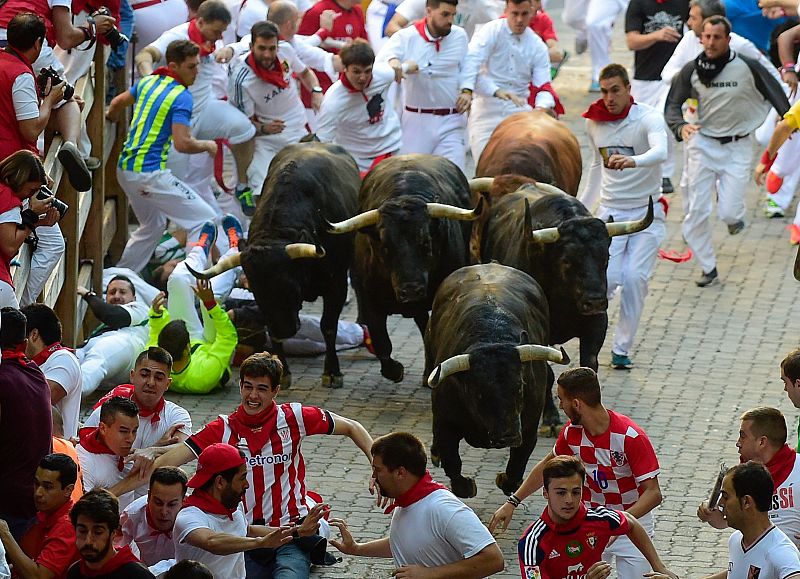 Un encierro difícil por la velocidad Los mozos han tenido verdaderamente difícil seguir el ritmo vertiginoso de los toros de Núñez del Cuvillo, que han llegado a la plaza en dos minutos y 10 segundos en este séptimo encierro de Sanfermines 2017