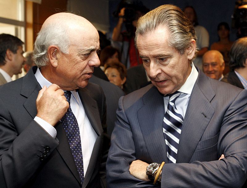 El expresidente de Caja Madrid saluda al presidente del BBVA, Francisco González