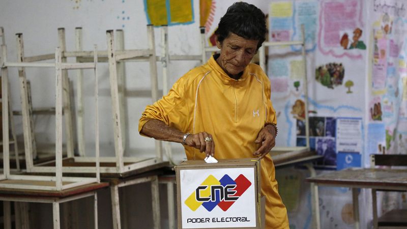 Una votante introduce su elección en las urnas de un centro de votación en Caracas.