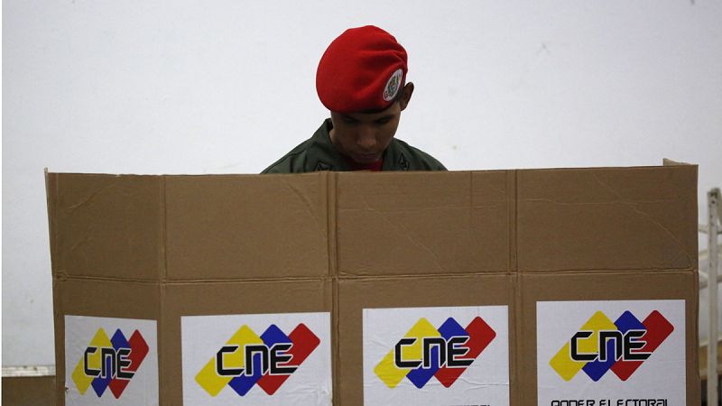 Un soldado elige su voto para las elecciones venezolanas