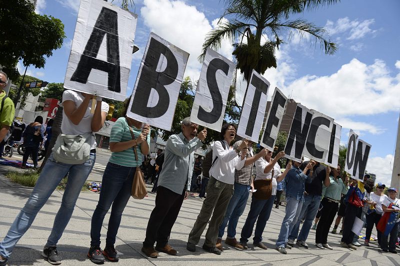 Activistas anti gubernamentales gritan consignas contra la instalación de la Asamblea Constituyente