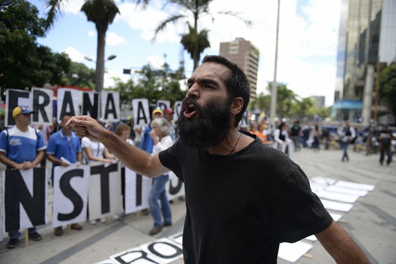 Un manifestante anti Maduro protesta por la constitución de la Asamblea Nacional Constituyente