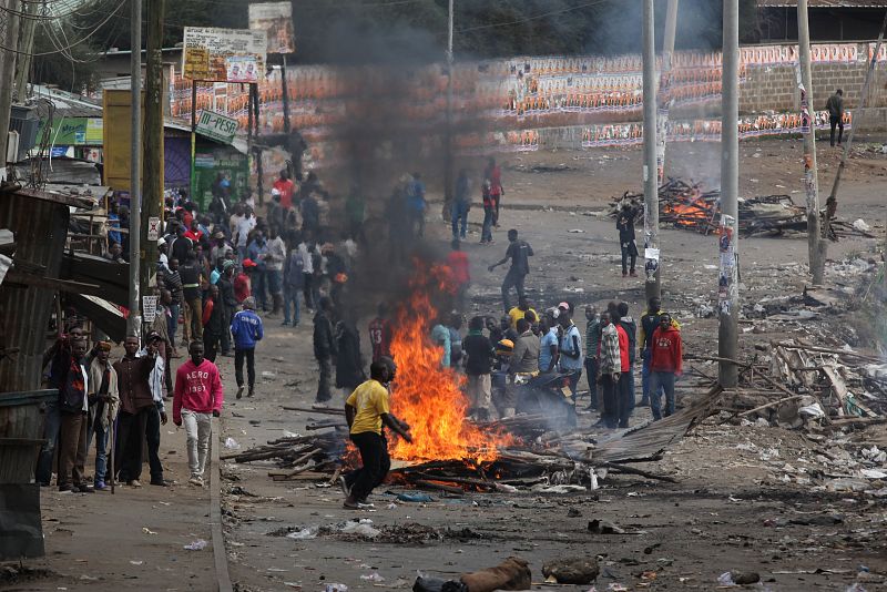 Partidarios del líder de la oposición bloquean una calle en el barrio de Mathare