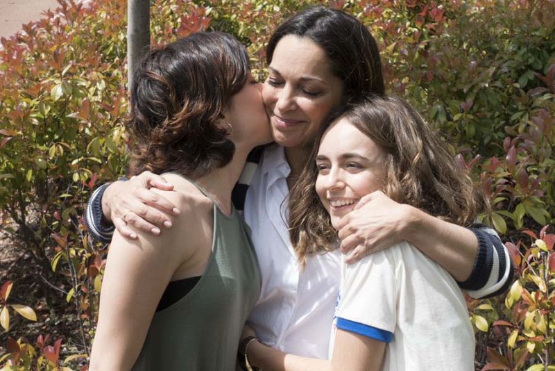 Laura abraza a sus dos hijas