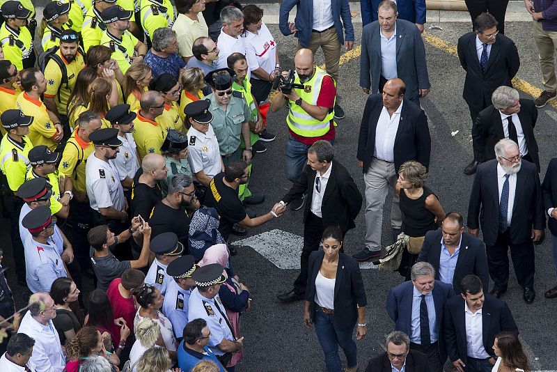 El expresidente del Gobierno, José Luis Rodríguez Zapatero, junto a la ministra de Agricultura, Isabel García Tejerina, saluda a los profesionales que ayudaron a las víctimas del atentado de Barcelona.