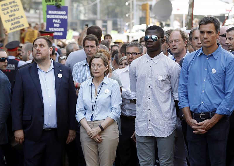 El vicepresidente de la Generalitat, Oriol Junqueras, la presidenta del Parlament, Carme Forcadell, y el secretario general del PSOE, Pedro Sánchez, durante la manifestación