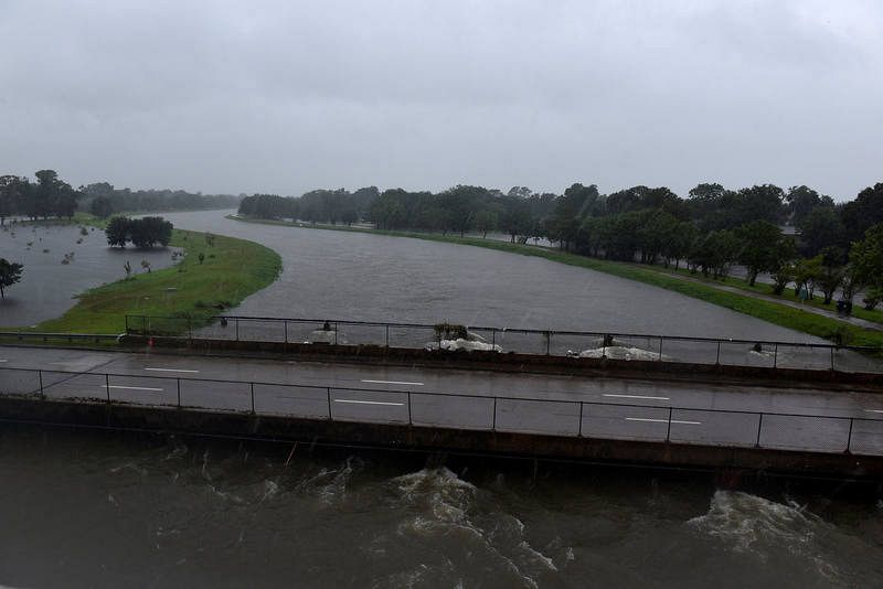 El Brays Bayou fluye junto a la carretera interestatal 610 en Texas. En algunos lugares, el agua ha llegado a sobrepasar los 1,20 metros.