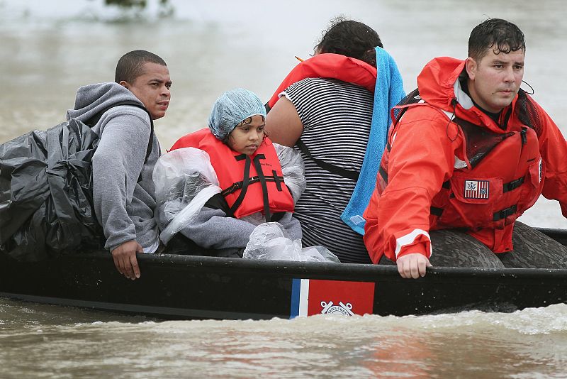 Rescate en una de las calles inundadas del área metropolitana de Houston