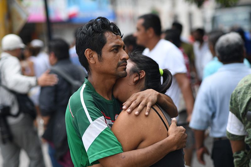 Una pareja se funde en un abrazo en la localidad de Juchitán, en el estado mexicano de Oaxaca