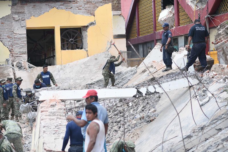 Los equipos de rescate trabajan sobre los escombros del Palacio Municipal en Juchitán, Oaxaca