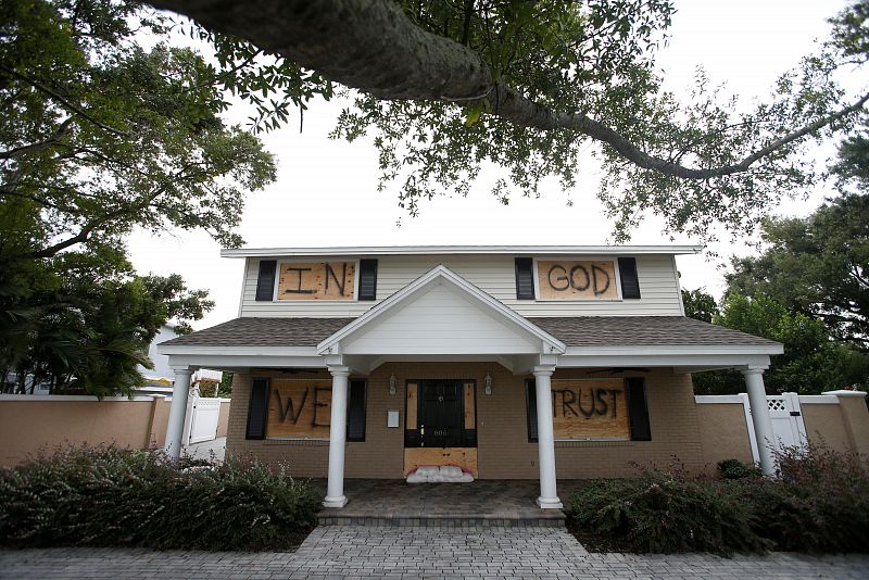 Los habitantes de una casa situada en Tampa han sellado ventanas y puertas ante la inminencia del huracán. "Confiamos en Dios", han escrito en sus ventanas.