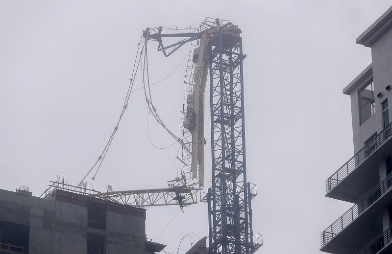 Una grúa cae sobre un edificio en Florida por el fuerte viento del huracán Irma