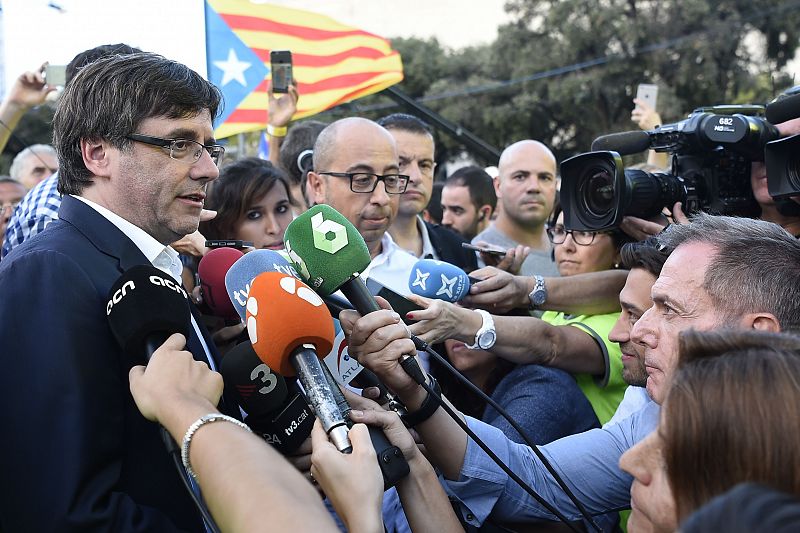 Carles Puigdemont atiende a los medios de comunicación durante la marcha