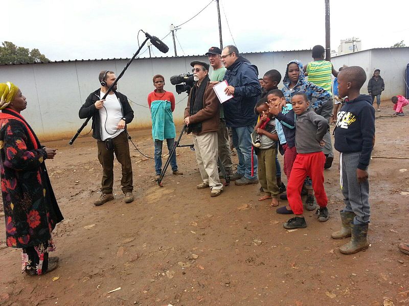 El comboniano Vicente Reig entrevistando a Patricia, una de las interlocutoras del asentamiento informal de Jika Joe, en la ciudad sudafricana de Pietermaritzburg.