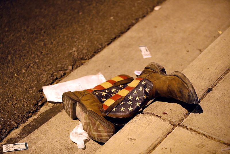 Un par de botas de cowboy, en la zona del concierto donde se ha producido un tiroteo en Las Vegas.