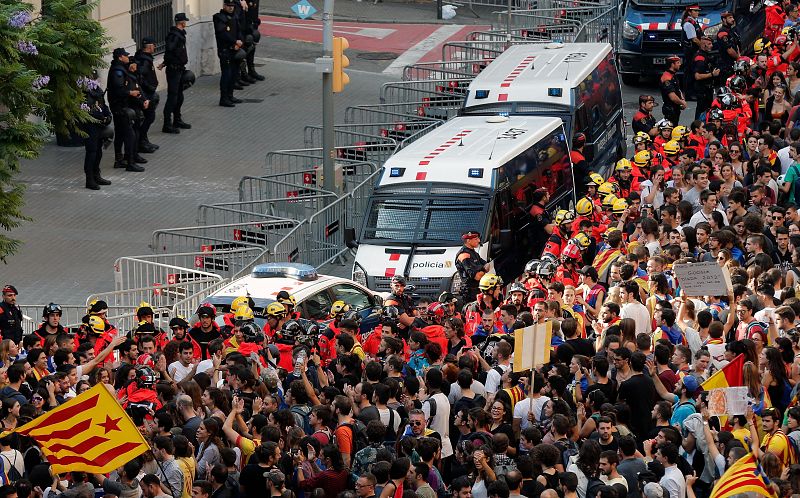 Miles de estudiantes recorren el centro de Barcelona en protesta por la actuación de la Policía Nacional y la Guardia Civil en la jornada del referéndum independentista del 1 de octubre