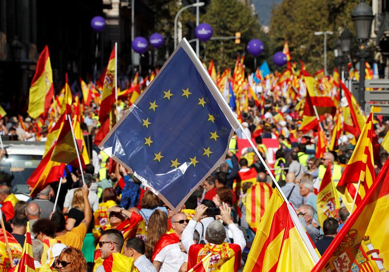 Una gran bandera de la UE rodeada de banderas de España en la manifestación convocada por Societat Civil Catalana en defensa de la unidad de España
