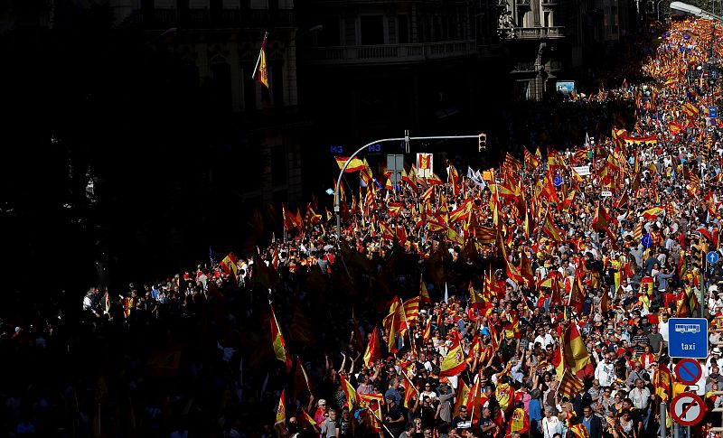 La manifestación en defensa de la unidad de España ha llenado Barcelona de banderas españolas