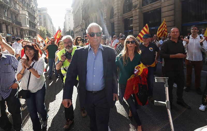 El escritor Mario Vargas Llosa en la gran marcha convocada en Barcelona para defender la unidad de España