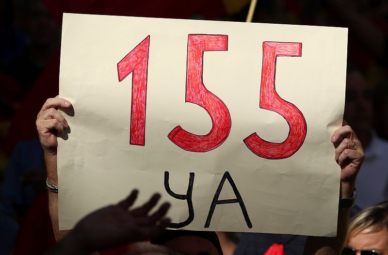Una pancarta pide la aplicación del artículo 155 de la Constitución