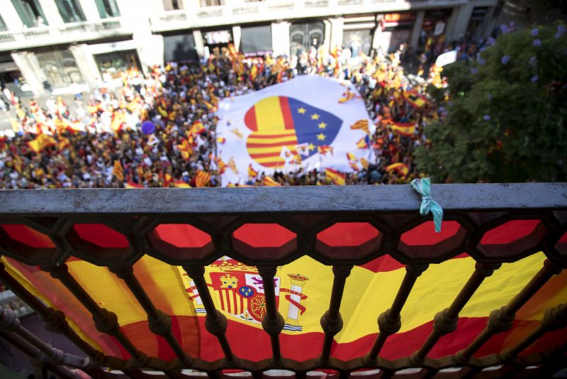 vista de la manifestación convocada por Societat Civil Catalana en Barcelona en defensa de la unidad de España bajo el lema "¡Basta! Recuperemos la sensatez"