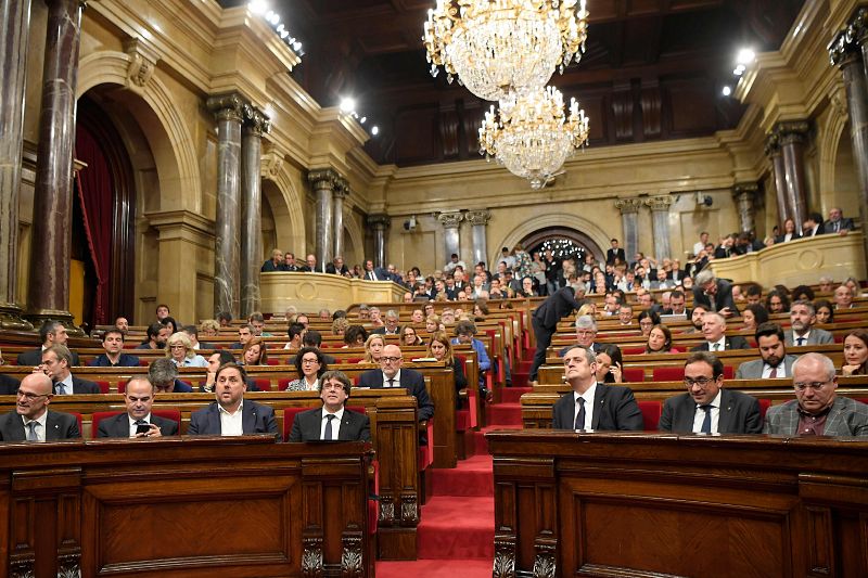 El president sentado junto a Oriol Junqueras escucha el resto de intervenciones