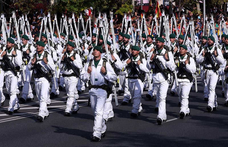 Las unidades del Ejército de Tierra en la imagen la unidad de montaña ataviada con sus característicos uniformes blancos