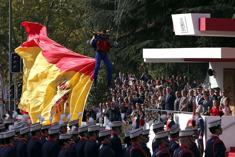 La bandera de España desciende frente a los reyes en el desfile del 12 de octubre