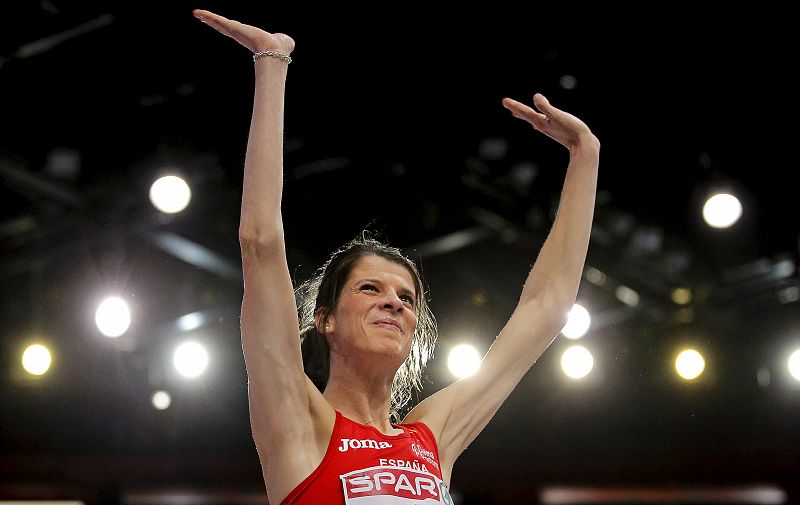 Beitia celebra la segunda posición conseguida en la prueba de salto de altura de los campeonatos de Europa de atletismo en pista cubierta de París-Bercy 2011.