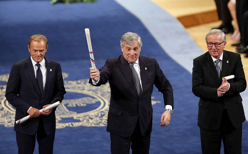 El presidente del Parlamento Europeo, Antonio Tajani; el presidente de la Comisión Europea, Jean-Claude Juncker; y el presidente del Consejo Europeo, Donald Tusk.