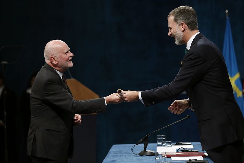 El rey Felipe entrega a Adam Zagajewski el Premio Princesa de Asturias de las Letras.