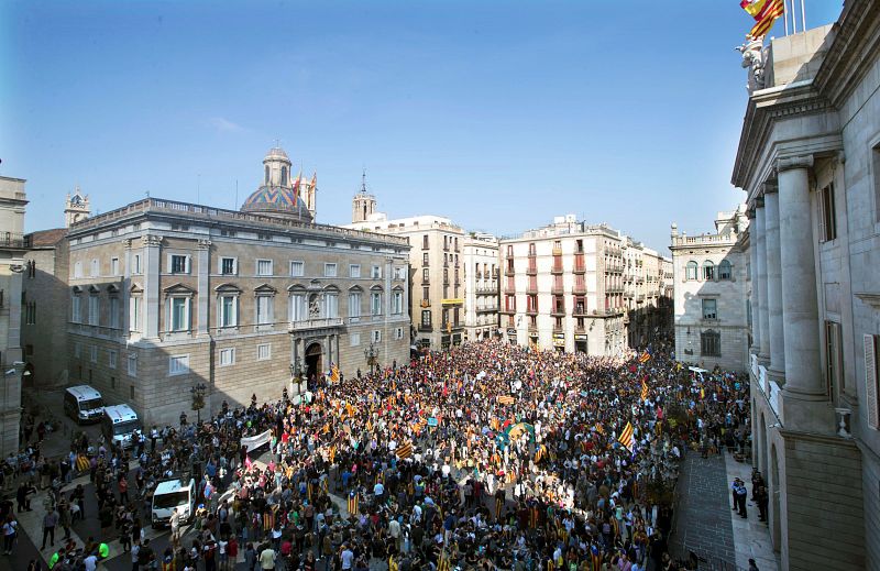Cientos de estudiantes se han concentrado ante el Palau de la Generalitat donde protestan por el posible anuncio de elecciones autonómicas.