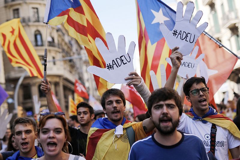 Pancartas con mensajes de 'adiós' en la manifestación