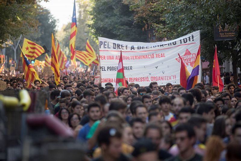 La manifestación ha partido de la plaza Universitat encabezada por una pancarta con el lema "El pueblo ha votado. Ahora República