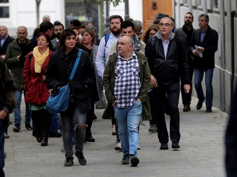 Raquel Albiol, concejal de ERC en Cornella y Gerard Fernández, secretario de organización de ERC del Baix Llobregat seguidos de varios diputados y cargos de la formación.