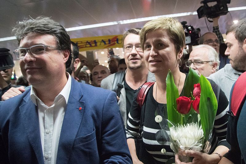 Los miembros de la Mesa del Parlament, Anna Simó y Joan Josep Nuet a su llegada a la estación de Barcelona tras acudir al Tribunal Supremo a declarar como investigados