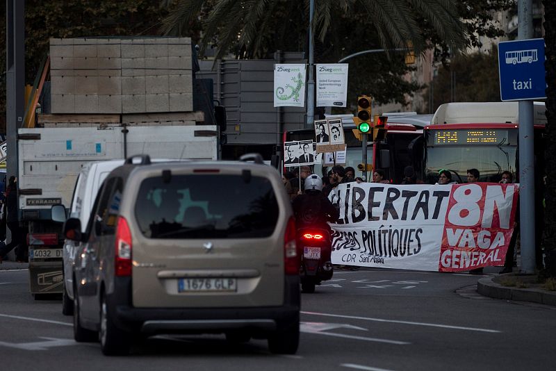 MANIFESTANTES CORTAN PUNTOS DE LA RONDA DE BARCELONA Y LA LÍNEA DEL VALLÈS