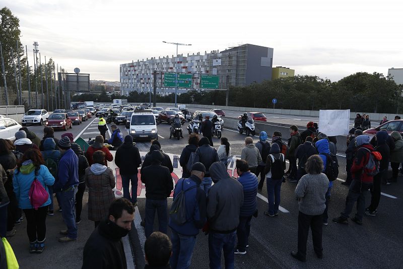 MANIFESTANTES CORTAN PUNTOS DE LA RONDA DE BARCELONA Y LA LÍNEA DEL VALLÈS