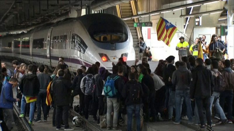 Manifestantes bloquean las vías del AVE en Sants (Barcelona) durante la jornada de huelga general en Cataluña