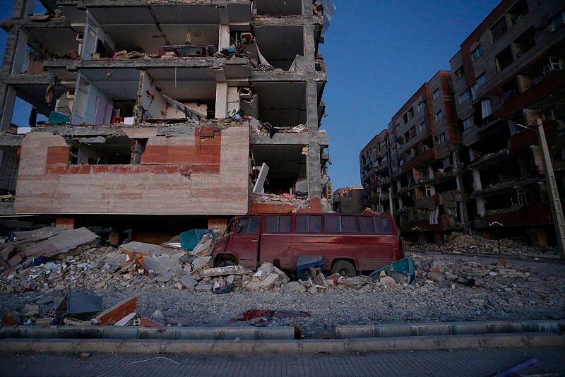 Un edificio destruido en Sarpul Zahab (Irán) tras el terremoto