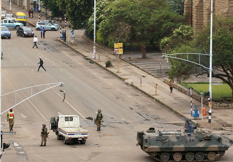 Soldados en las calles de Harare