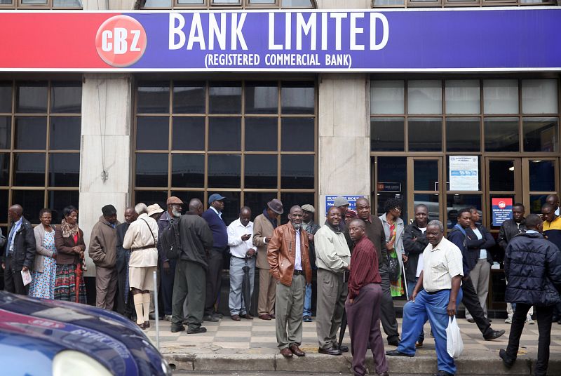 Colas para sacar dinero en un banco de Harare