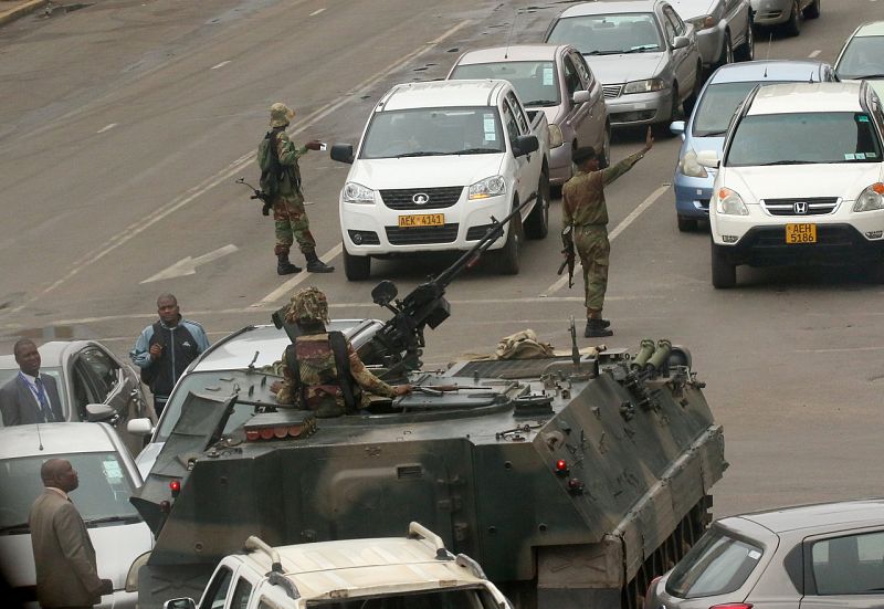 Vehículos militares en las calles de Harare, la capital de Zimbabue