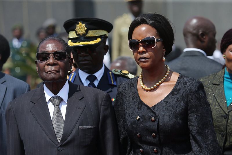 El presidente de Zimbabue, Robert Mugabe, y su esposa Grace, en una imagen de archivo